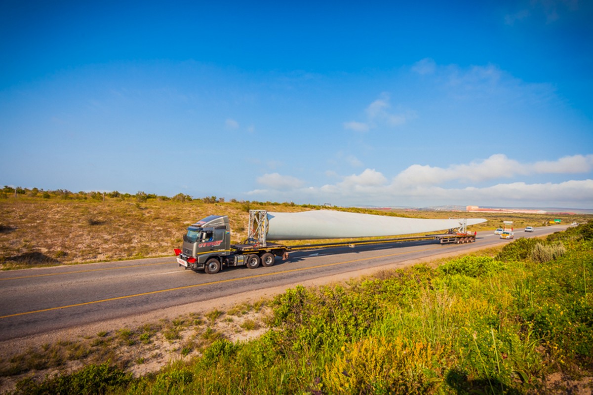 Transcor carrying wind turbine blade